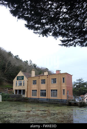 Das heute abgerissene Cox's Mill Hotel und Pub in der Cheddar Gorge, viele der Gebäude sind jetzt nicht mehr investiert und müssen am 8. April 2016 erneuert werden Stockfoto