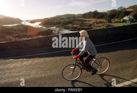 Frances Shand Kydd Radfahren in der Nähe von ihrem Haus am Seil Insel, Argyll, Scotland.On-Atlantik-Brücke. Stockfoto