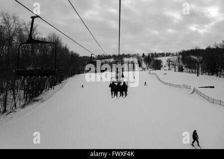 Wasau, WI, USA - 14. Mai 2016: Menschen Erfolg Ski Lift-Service an die Spitze des Berges fahren Stockfoto