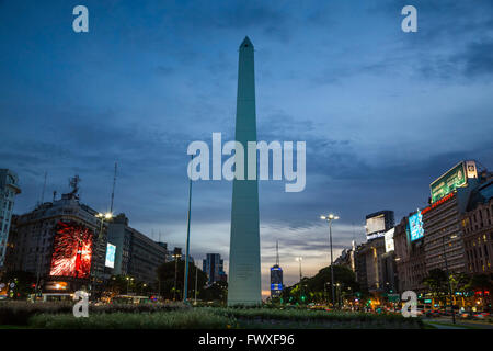 Einen Abend Blick auf den Obelisken auf der Plaza Republica in Buenos Aires, Argentinien, Südamerika. Stockfoto
