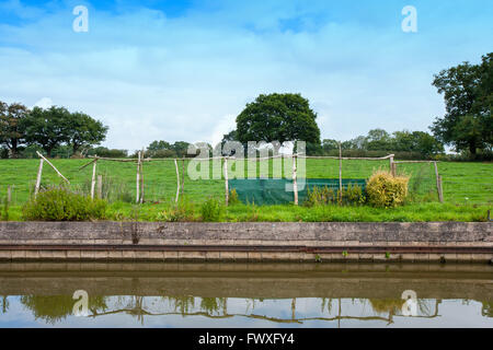 Hausgemachte Windschutz von Liegeplatz für schmale Boote auf dem Trent und Mersey Kanal in Cheshire UK Stockfoto