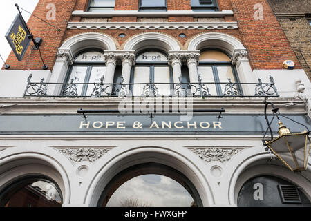 Nahaufnahme des Außenbereichs des The Hope and Anchor Pub, Upper Street, Islington, London, England, GROSSBRITANNIEN Stockfoto