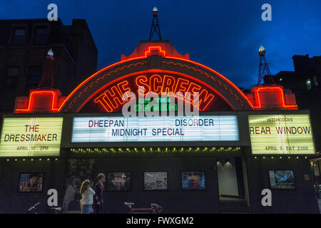 Nachts außen auf dem Bildschirm auf die grüne Kino auf Upper Street, Islington, London, UK Stockfoto