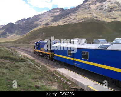 Andean Explorer Zug in den hohen Anden von Puno nach Cusco Stockfoto