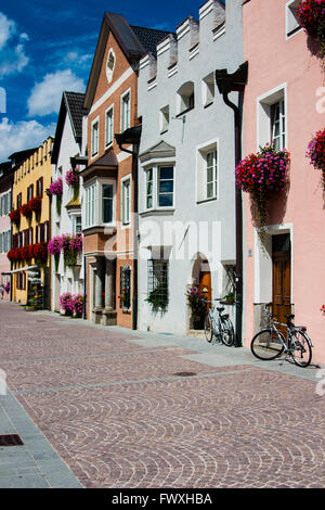 Bunte Fassaden in Bruneck, Altstadt in Trentino-Alto-Adige Italien. Stockfoto