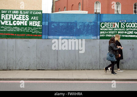 Pro-Flüchtlinge und Anti-Kapitalismus-Zeichen in Dalston, London Stockfoto