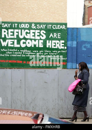 Pro-Flüchtlinge und Anti-Kapitalismus-Zeichen in Dalston, London Stockfoto