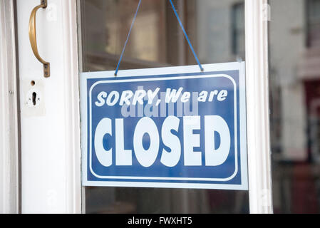 Geschlossene Schild an der Ladentür, UK. Stockfoto