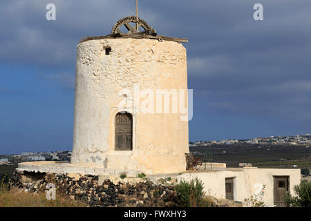 Alte Windmühle, Village in Perissa, Santorin, Griechenland, Europa Stockfoto