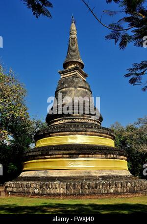 Chiang Mai, Thailand: Jahrhundertealte glockenförmigen Chedi im Wat Umong mit zwei Bands des gelben Girlanden umwickelt Stein * Stockfoto