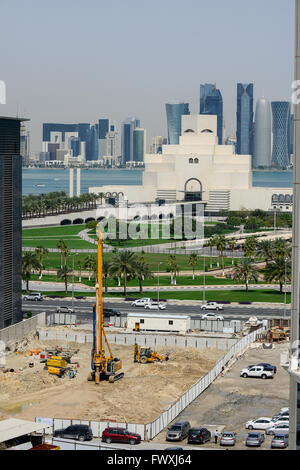 Katar, Doha, Museum für islamische Kunst vor der Hochhäuser am East Bay / KATAR, Doha, Museum Fuer Deutschland Kunst Vor Wolkenkratzern der Eastbay Stockfoto