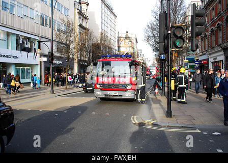 London, Vereinigtes Königreich. April 2016. London Fire Brigade nimmt am Vorfall in der Oxford Street Teil. Quelle: PatPhoto/Alamy Live News Stockfoto