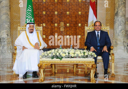 Saudi-Arabiens König Salman auf einem offiziellen Staatsbesuch nach Ägypten trifft mit Ägyptens Präsident El-Sisi im Präsidentenpalast Stockfoto