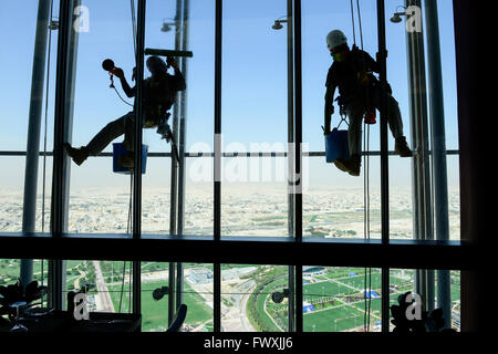 KATAR, Doha, Sportpark im Khalifa International Stadium zur FIFA WM 2022 arbeiten philippinische Wanderarbeiter als Fensterputzer im Aspire Tower, Sportpark Aspire Academy for Sports Excellence ist auch Trainingslager des deutschen Fußballvereins FC Bayern , FC Bayern Stockfoto