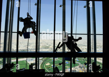 KATAR, Doha, Sportpark im Khalifa International Stadium zur FIFA WM 2022 arbeiten philippinische Wanderarbeiter als Fensterputzer im Aspire Tower, Sportpark Aspire Academy for Sports Excellence ist auch Trainingslager des deutschen Fußballvereins FC Bayern , FC Bayern Stockfoto