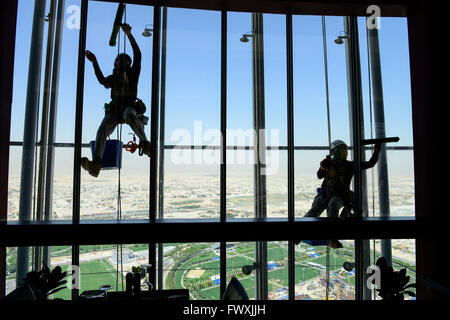 KATAR, Doha, Sportpark im Khalifa International Stadium zur FIFA WM 2022 arbeiten philippinische Wanderarbeiter als Fensterputzer im Aspire Tower, Sportpark Aspire Academy for Sports Excellence ist auch Trainingslager des deutschen Fußballvereins FC Bayern , FC Bayern Stockfoto