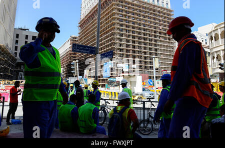 Katar, Doha, Musheireb, Bau-Boom für die FIFA-Fußball-Welt WM 2022, der Bau erfolgt durch Wanderarbeiter aus aller Welt, Mittag auf der Straße / KATAR, Doha, Bauboom Fuer Die FIFA Fußball WM 2022 / KATAR, Doha, Bauboom Fuer Die FIFA Fußball WM 2022, Abrissviertel Musheireb, Auf den Baustellen Fuer Neubauten Schuften Gastarbeiter aus Aller Welt, Arbeiter Bei Mittagspause Auf der Straße Stockfoto