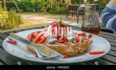 Waffeln mit frischen Erdbeeren und Eis auf weißen Teller Stockfoto