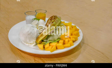 Waffeln mit Eis, Reife Mango und süßen klebrigen Reis auf Teller serviert Stockfoto