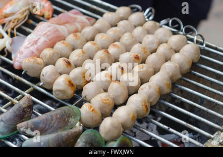 Frikadellen auf Metall Spieße auf dem Grill gegrillt Stockfoto