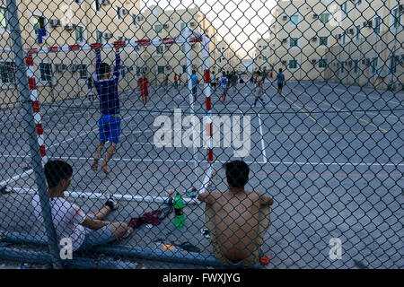 Katar, Doha, industrielle Komplex, Gehäuse Lager für Wanderarbeitnehmer, außerhalb der Stadt, Sport, Arbeitnehmer aus Vietnam und den Philippinen spielen Fußball am Sportplatz Stockfoto