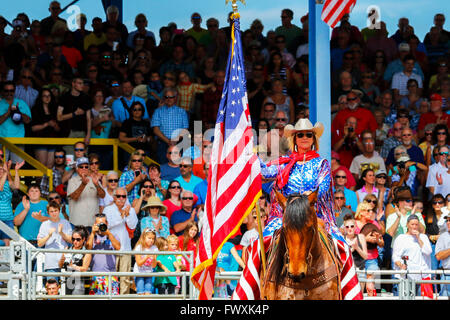 Frau auf dem Rücken der Pferde, in Amerika Farben gekleidet und tragen die Stars And Stripes, amerikanische Flagge, Arcadia Rodeo, Florida, USA Stockfoto