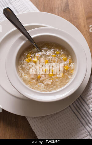 Schüssel mit Zuckermais Hühnersuppe Stockfoto