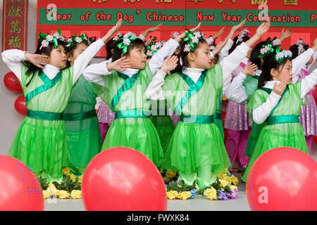 Chinesische Schule Kinder aus der Nachbarschaft Chinatown Sunset Park, Brooklyn, NY durchführen während Chinese New Year Feierlichkeiten bringt in das Jahr von Ram, 2015 Stockfoto