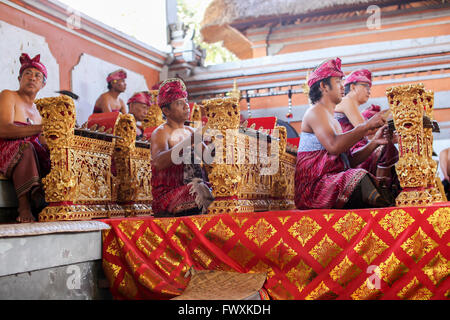 UBUD, BALI, Indonesien - 20. SEPTEMBER: Traditioneller Tanz Legong und Barong erfolgt durch lokale professionelle Schauspieler in Ubud Pala Stockfoto