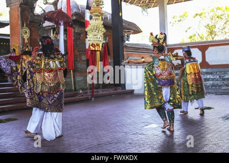 UBUD, BALI, Indonesien - 20. SEPTEMBER: Traditioneller Tanz Legong und Barong erfolgt durch lokale professionelle Schauspieler in Ubud Pala Stockfoto