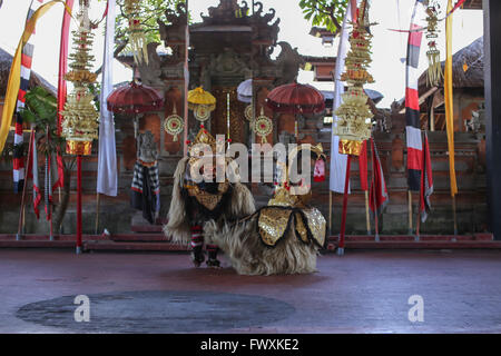 UBUD, BALI, Indonesien - 20. SEPTEMBER: Traditioneller Tanz Legong und Barong erfolgt durch lokale professionelle Schauspieler in Ubud Pala Stockfoto