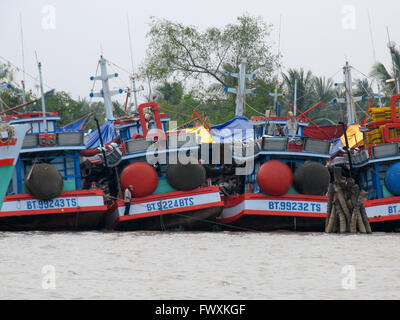 Vier kommerzielle Fischtrawler vor Anker nebeneinander im Mekong-Delta. Stockfoto