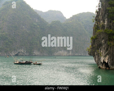 Traditionelle hölzerne Fischerboote in Halong Bucht, Vietnam. Stockfoto