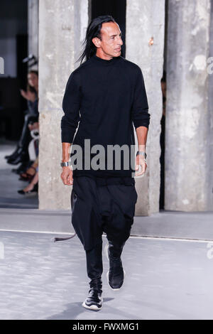 Designer Rick Owens geht die Start-und Landebahn während der Rick Owens-Show im Rahmen der Paris Fashion Week Womenswear Frühjahr/Sommer 2016 Stockfoto