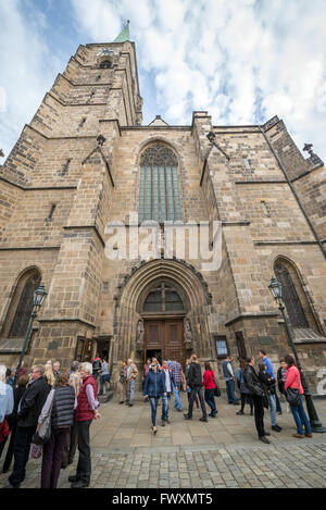 St.-Bartholomäus-Kathedrale auf dem Platz der Republik - Hauptplatz in der Stadt Pilsen, Tschechische Republik Stockfoto