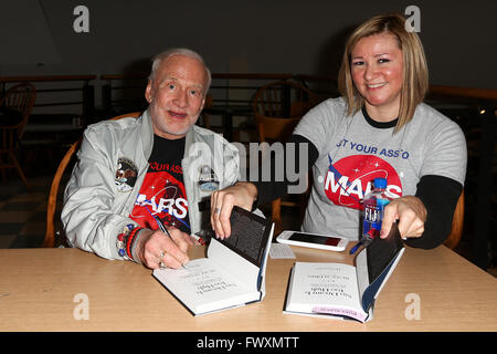 Buzz Aldrin (L) signiert sein Buch "kein Traum ist zu hoch: Leben Lektionen von A Mann, die Schritte auf dem Mond" bei Buch-Revue. Stockfoto