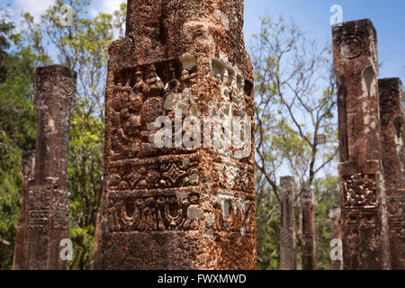 Sri Lanka, Polonnaruwa, Stein geschnitzte Säulen entgegengesetzten Lankatilaka Gedige Stockfoto