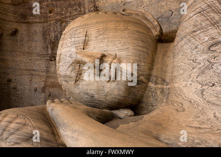 Sri Lanka, Polonnaruwa, Gal Vihara, Kopf des liegenden Buddha ruht auf geschnitzten Kissen Stockfoto