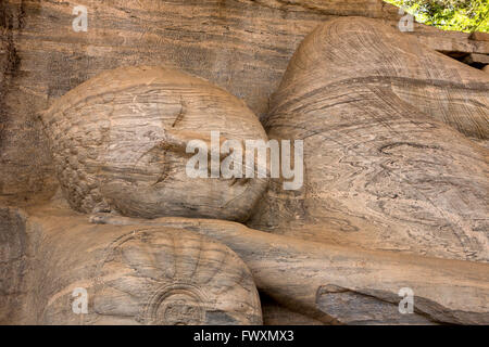 Sri Lanka, Polonnaruwa, Gal Vihara, Kopf des liegenden Buddha ruht auf geschnitzten Kissen Stockfoto