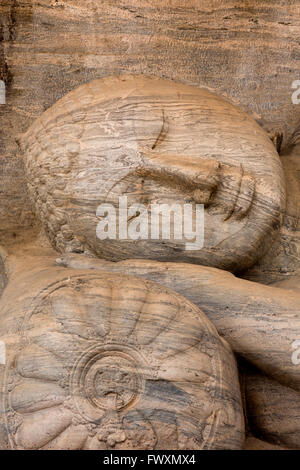 Sri Lanka, Polonnaruwa, Gal Vihara, Leiter der Recling Buddha ruht auf Kissen geschnitzt Stockfoto