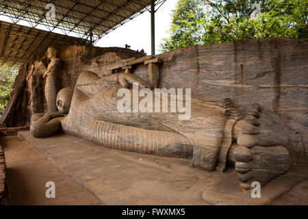 Sri Lanka, Polonnaruwa, Gal Vihara Recling und standing Buddha Statuen aus Felswand gehauen Stockfoto