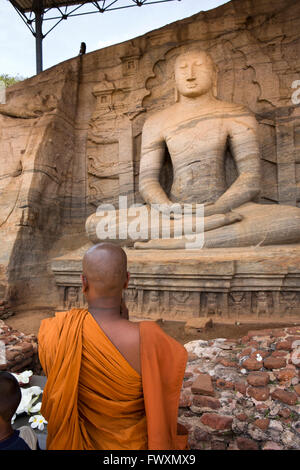 Sri Lanka, Polonnaruwa, Gal Vihara, buddhistischer Mönch beten am Dhyana Mudra Stockfoto