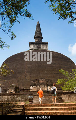 Sri Lanka, Polonnaruwa, Touristen Dagoba Rankoth Vihara (Rankoth Vehera) Stockfoto