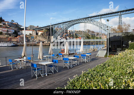 Café im Freien Tische auf riverside Promenade am Fluss Douro und Dom Luis Brücke ich in Porto und Gaia, Portugal Stockfoto