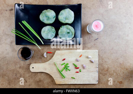 Allium Tuberosum. Knoblauch-Schnittlauch mit Soja-Quelle. Dim Sum ist chinesische Küche. Dim-Sum. Flache lag in Essen. Stockfoto