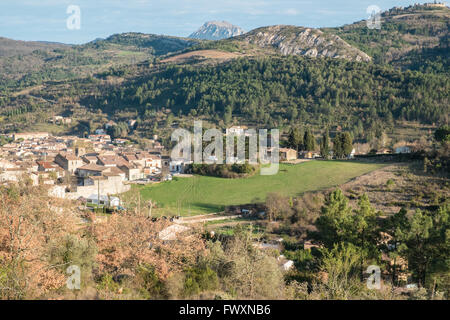 Blick auf Montazels Dorf von Mont Sec und Bugarach Berg im Zentrum, Aude, Südfrankreich, Frankreich, Europa. Stockfoto