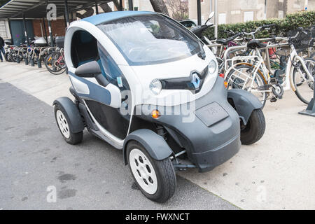 Mini, Micro, Klein, Auto, bei Narbonne Bahnhof Narbonne, Frankreich, Renault, elektrische, Auto, Twizy, ZE, Straße, Aude, Frankreich geparkt. Stockfoto