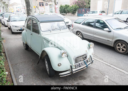 Blassgrün gefärbt farbigen Citroen 2CV Narbonne, Aude, Südfrankreich, Frankreich, Europa geparkt in der Nähe von Bahnhof Narbonne, Narbonne. Stockfoto