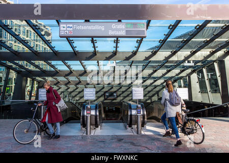 Öffentliche Bikepark, Parkhaus für über 5000 Fahrräder an zentralen Stationen von Rotterdam, die Niederlande, Stockfoto