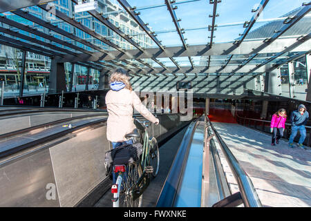 Öffentliche Bikepark, Parkhaus für über 5000 Fahrräder an zentralen Stationen von Rotterdam, die Niederlande, Stockfoto